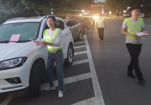 安丘市醫(yī)療保障局組織開展安全文明停車引導(dǎo)志愿服務(wù)活動(dòng)，提升停車服務(wù)質(zhì)量